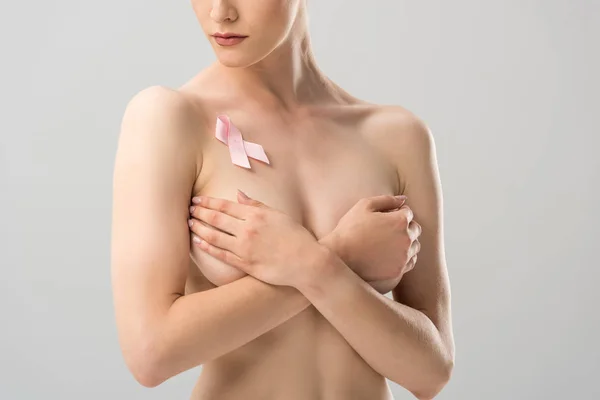 Częściowy Widok Nietopless Młodej Kobiety Różową Wstążką Obejmującą Piersi Szaro — Zdjęcie stockowe