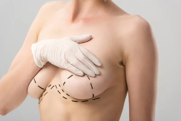 乳胶手套中妇女与乳房上的痕迹隔离在灰色 — 图库照片