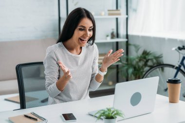 mutlu ve güzel kadın dairede online dating sahip 