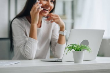akıllı telefon konuşurken güzel ve esmer kadın seçici odak 