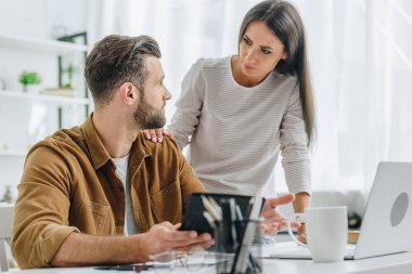 güzel ve esmer kadın dairede yakışıklı adam bakıyor 