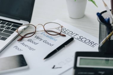 kredi puanı, akıllı telefon, kırtasiye, hesap makinesi ve gözlük seçici odak 