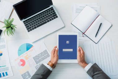 facebook web sitesi ile dijital tablet tutan adam üst görünümü