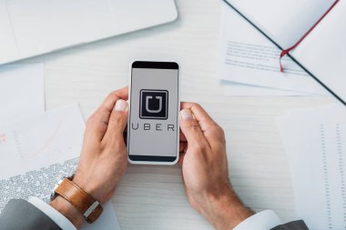 uber web sitesi ile akıllı telefon tutan adam üst görünümü