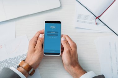 skype web sitesi ile akıllı telefon tutan adam üst görünümü