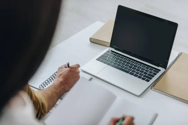 Selektiver Fokus Des Mannes Der Notizbuch Mit Stift Wohnung Schreibt — Stockfoto