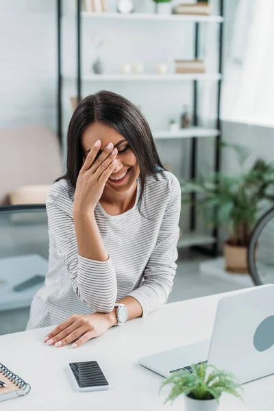 Brunette Aantrekkelijke Vrouw Aanraken Haar Hoofd Glimlachend — Stockfoto