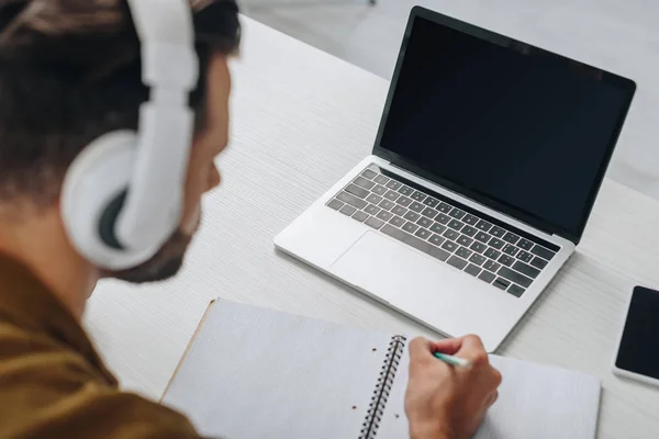 Selektiver Fokus Des Mannes Mit Kopfhörer Der Mit Bleistift Notizbuch — Stockfoto