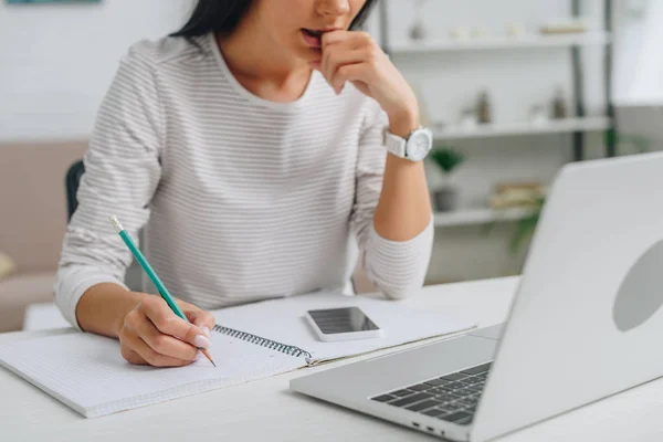 Ausgeschnittene Ansicht Einer Frau Die Mit Bleistift Notizbuch Schreibt — Stockfoto