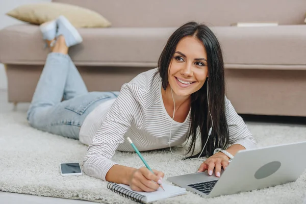 Mooie Vrouw Met Oortelefoons Liggend Vloer Zoek Weg — Stockfoto