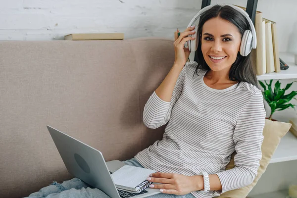 Beautiful Brunette Woman Headphones Smiling Holding Laptop — Stock Photo, Image