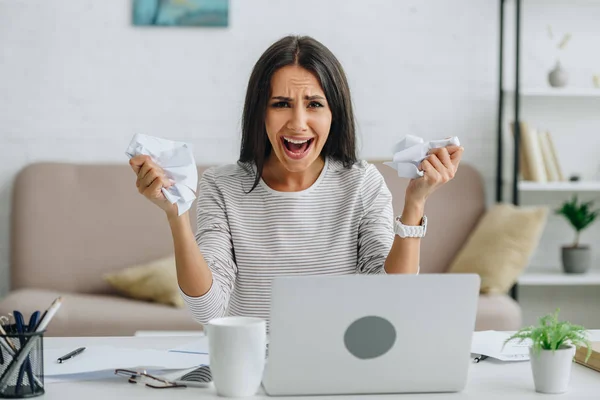 Gritando Mulher Atraente Olhando Para Câmera Segurando Papéis — Fotografia de Stock