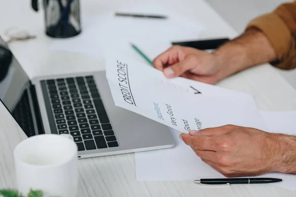 Beskuren Syn Ung Vuxen Man Holding Credit Score — Stockfoto