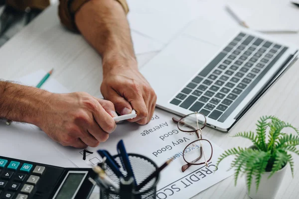 Ausgeschnittene Ansicht Eines Mannes Der Bleistift Auf Papier Wohnung Zerbricht — Stockfoto