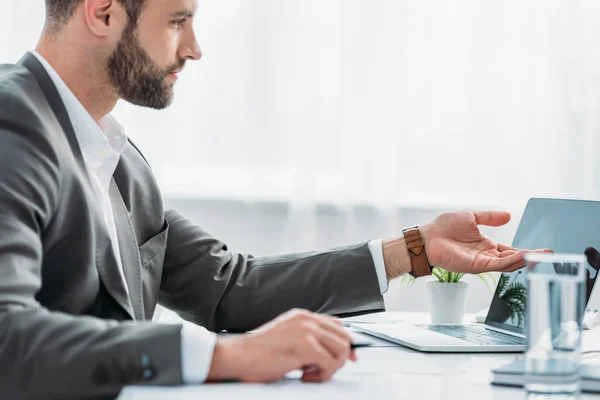 Zijaanzicht Van Knappe Man Formele Slijtage Houden Pen Wijzend Het — Stockfoto