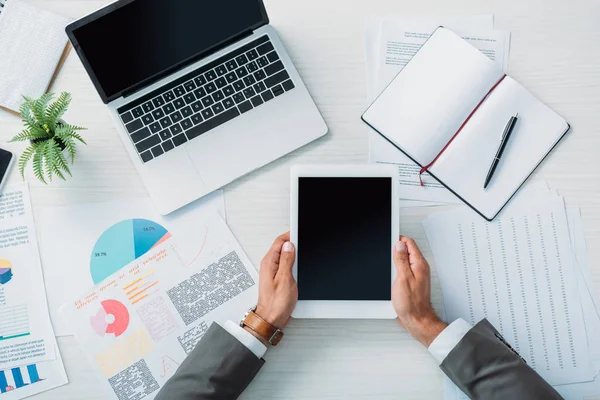 Vista Superior Del Hombre Sosteniendo Tableta Digital Con Espacio Copia — Foto de Stock