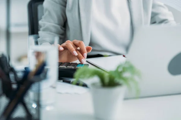 Vista Recortada Mujer Desgaste Formal Utilizando Calculadora — Foto de Stock