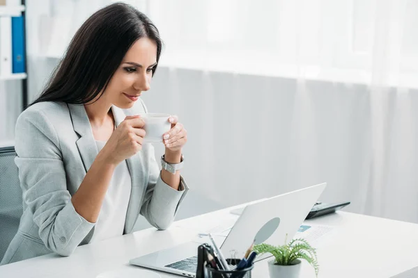 Mulher Bonita Morena Uso Formal Segurando Xícara Com Café Olhando — Fotografia de Stock