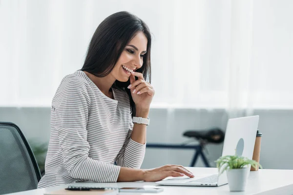 Beautiful Brunette Woman Smiling Looking Screen Laptop — Stock Photo, Image