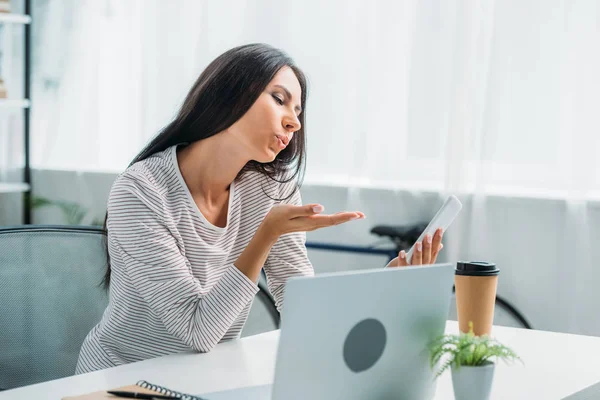 Mooie Brunette Vrouw Waait Kus Smartphone — Stockfoto