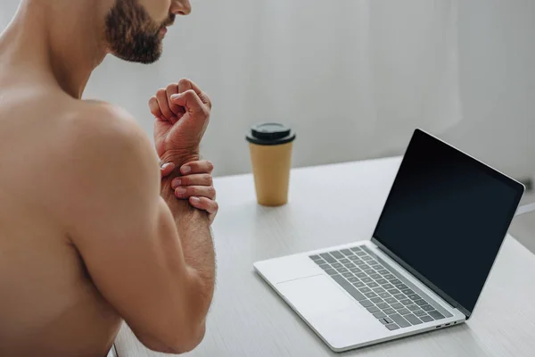 Cropped View Man Showing His Hand Front Laptop — Stock Photo, Image