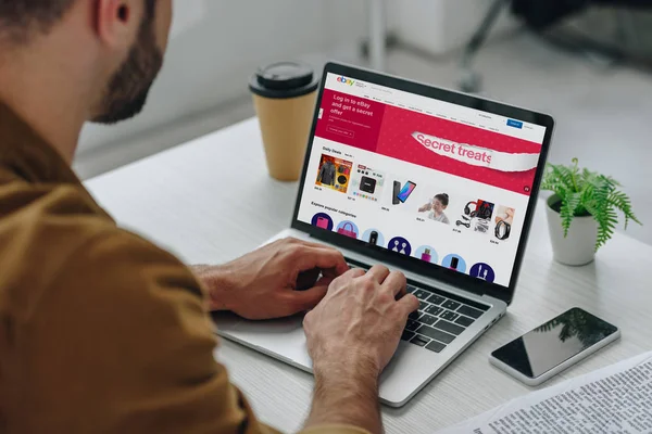 Обрезанный Вид Человека Помощью Ноутбука Веб Сайта Ebay Экране — стоковое фото