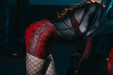kırmızı etek ve çorap araba yakınında duran seksi kırpılmış görünümü 