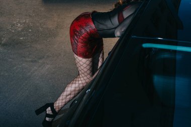 arabanın yanında duran kırmızı etek seksi kadın kırpılmış görünümü 
