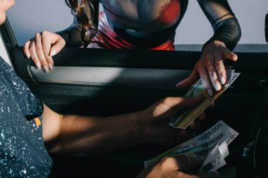 para veren arabada adam kırpılmış görünümü 