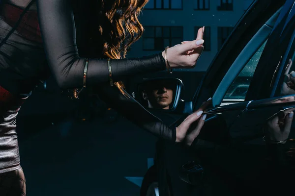 Ausgeschnittener Blick Auf Prostituierte Die Auto Neben Mann Gestikuliert — Stockfoto