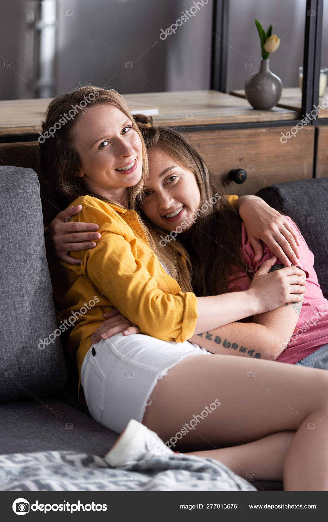 Lesbische tatowierte Mädchen Lesbische tatowierte Mädchen