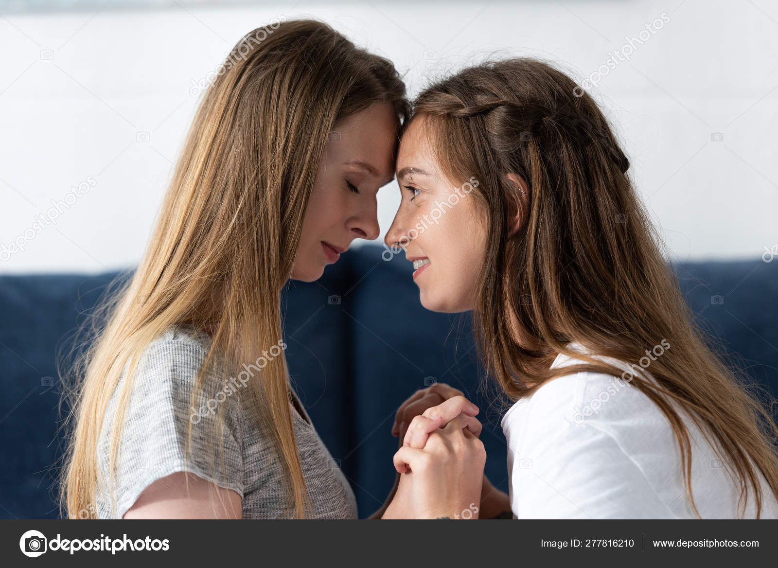 两个女同性恋在卧室里手牵手的侧视图——图库图片© AndrewLozovyi #277816210, image size:1600x1168