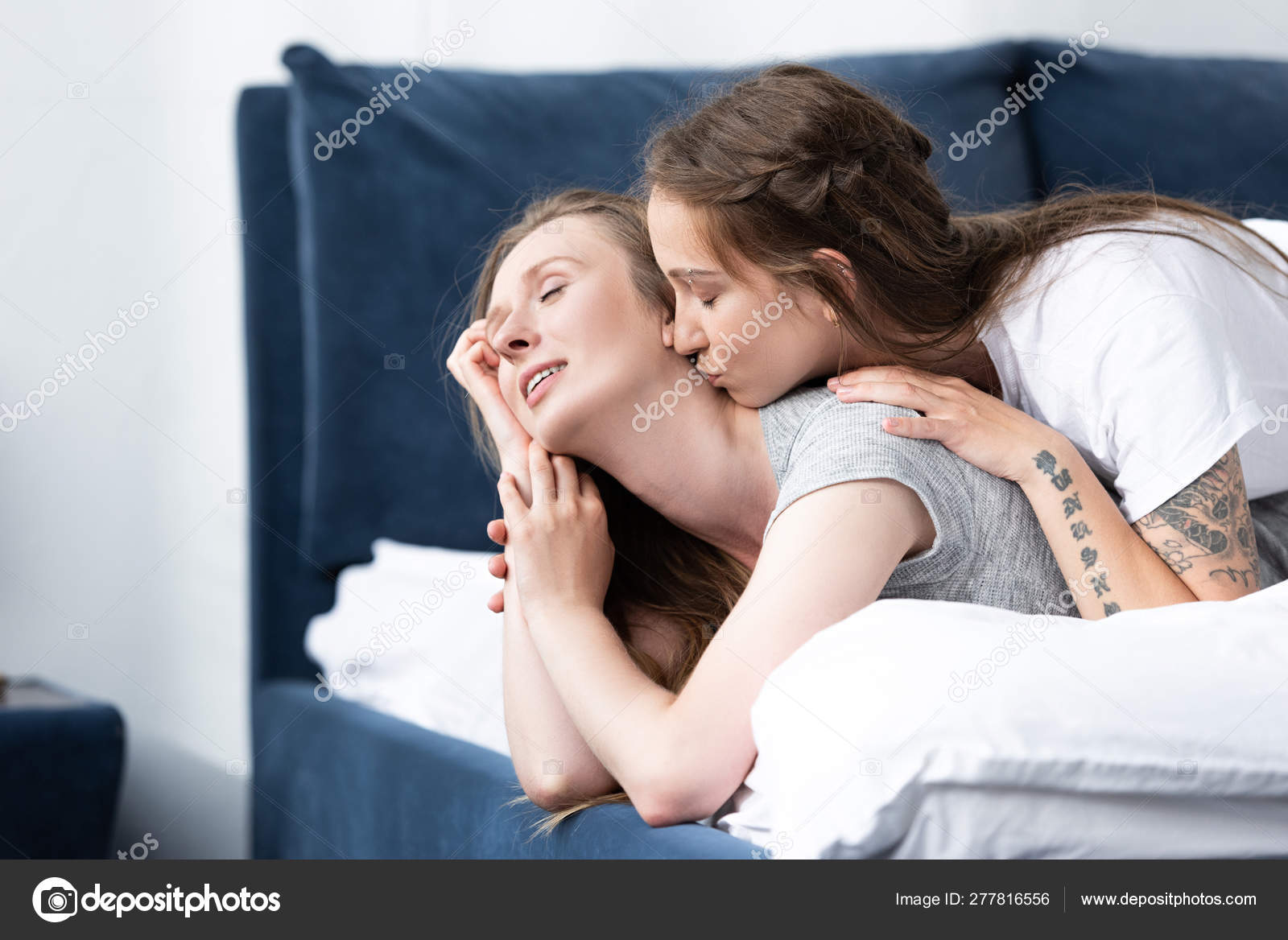 Lesbians Deep Tounge Kissing