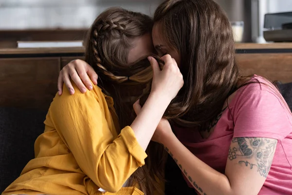 Duas Lésbicas Cobrindo Rostos Com Cabelo Enquanto Abraçando Beijando Sala — Fotografia de Stock