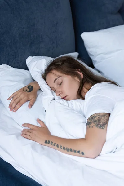 Attractive Tattooed Girl Sleeping Bed Bedroom — Stock Photo, Image