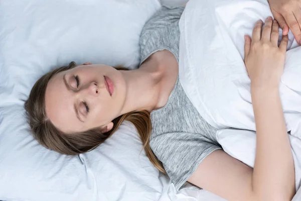 Vista Superior Mujer Joven Durmiendo Cama Debajo Manta — Foto de Stock