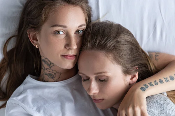 yatakta yatarken kucaklayan iki Lezbiyenler üst görünümü