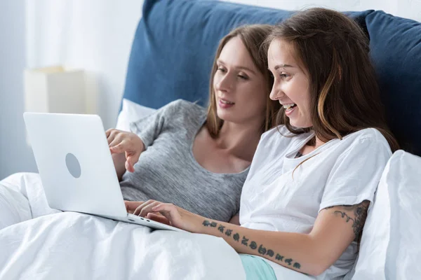 Две Улыбающиеся Лесбиянки Используют Ноутбук Постели Утрам — стоковое фото