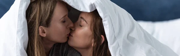 Plan Panoramique Deux Lesbiennes Embrassant Sous Couverture Lit — Photo