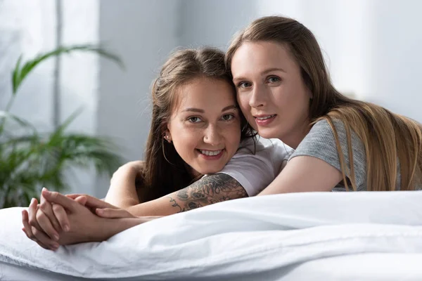 Deux Lesbiennes Souriantes Tenant Main Regardant Caméra Alors Elles Étaient — Photo