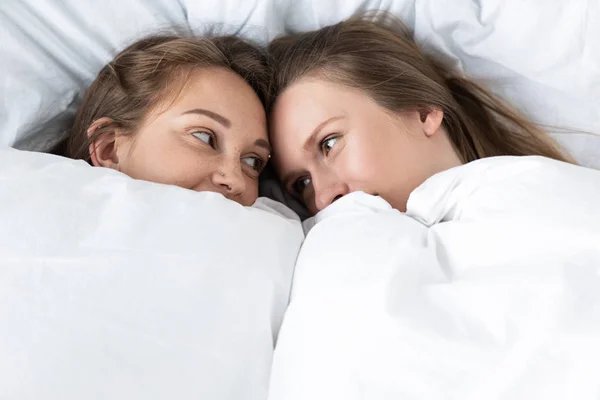 Deux Lesbiennes Couchées Sous Une Couverture Blanche Regardant Dans Chambre — Photo