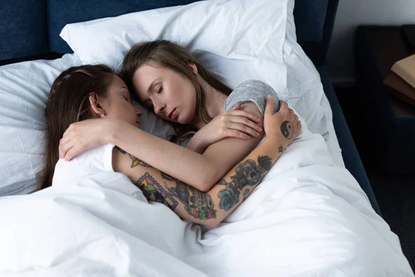 Twee Lesbiennes Omarmen Terwijl Slapen Onder Deken Bed — Stockfoto