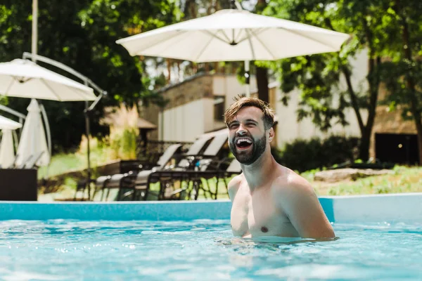 Hombre Barbudo Feliz Sonriendo Mientras Nada Piscina — Foto de Stock