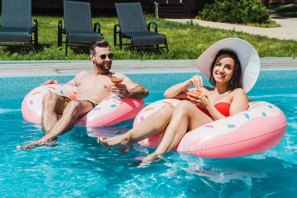 Mujer Alegre Sombrero Paja Cerca Hombre Guapo Con Cóctel — Foto de Stock