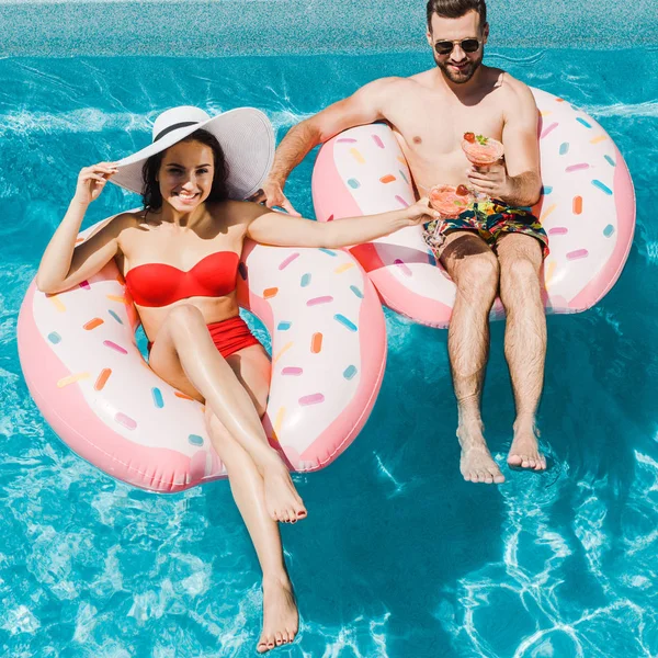 Bovenaanzicht Van Jonge Vrouw Stro Hoed Knappe Man Houden Cocktail — Stockfoto