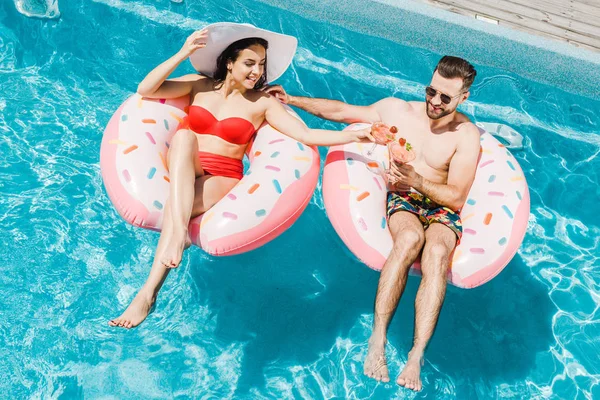 Overhead View Girl Straw Hat Handsome Man Holding Cocktail Glasses — Stock Photo, Image