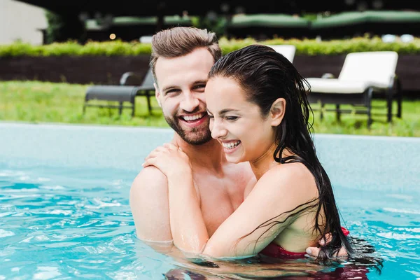 Alegre Mujer Sonriendo Cerca Guapo Barbudo Hombre Piscina — Foto de Stock