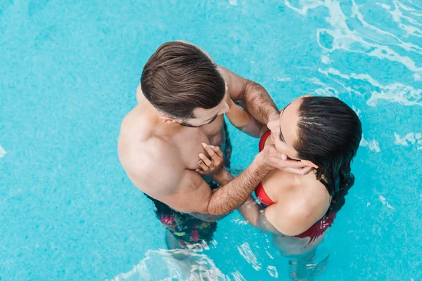 Top Uitzicht Van Man Aanraken Gezicht Van Vrouw Zwembad — Stockfoto