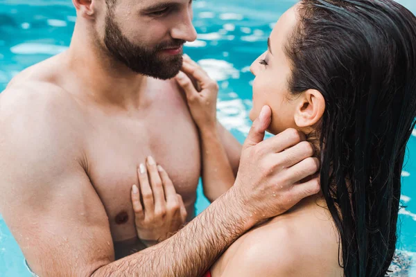 Selectieve Focus Van Man Aanraken Gezicht Van Vrouw Met Gesloten — Stockfoto