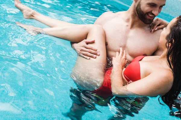 Hombre Barbudo Feliz Sosteniendo Brazos Hermosa Mujer Traje Baño Rojo —  Fotos de Stock